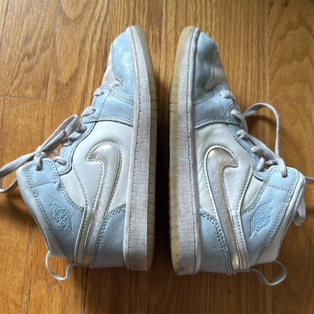 Nike Air Jordan sz 1 glitter swish High-Top Sneakers - white blue great cond